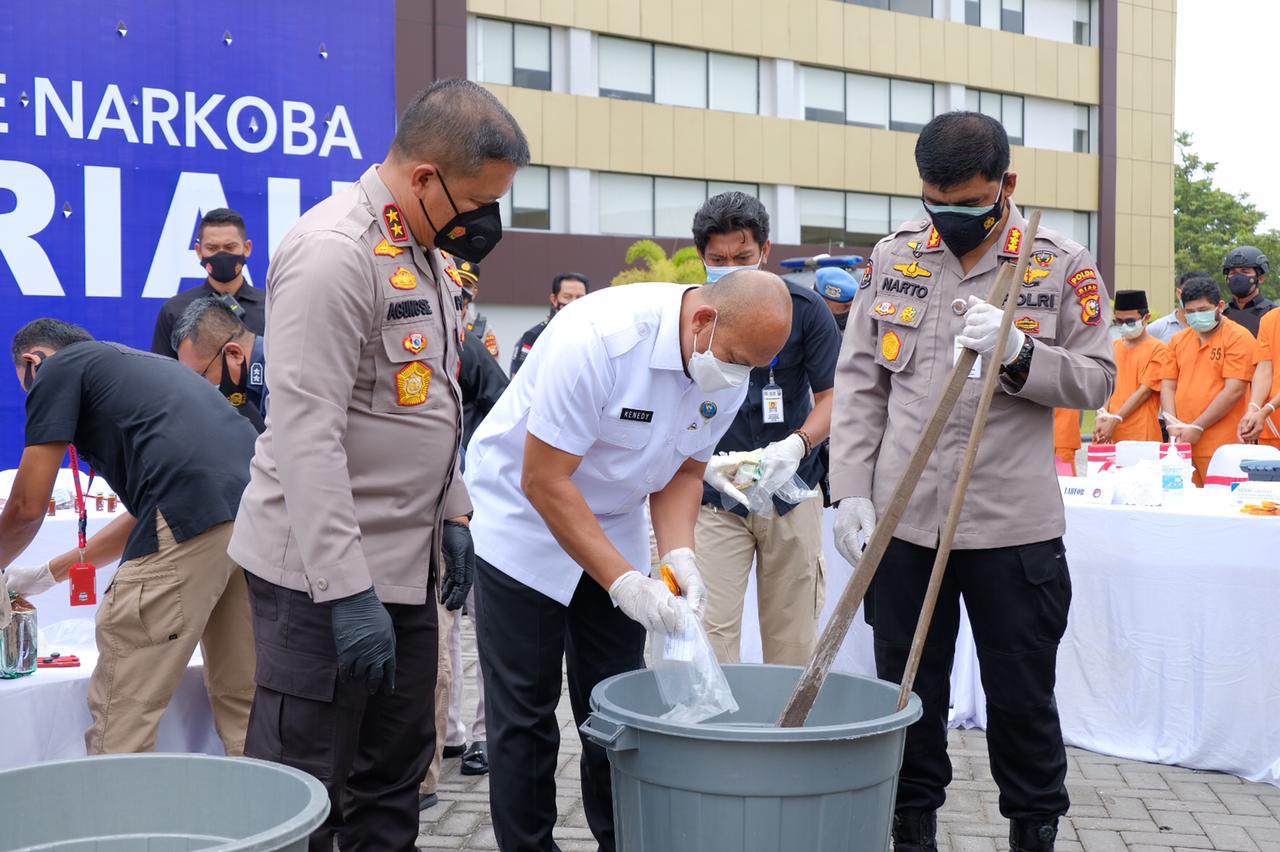Kapolda Riau Release Penangkapan Narkoba Jenis Cair Dan Musnahkan 20 kg Sabu