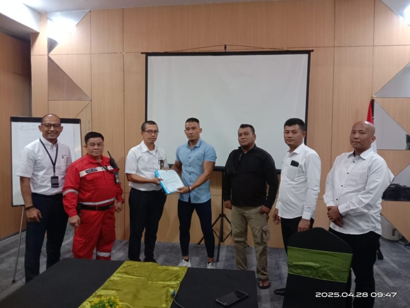 Penyerahan Bukti Administrasi Oleh Andi Setiawan Kepada GM PT. KPI RU II Di Dampingi Faptekal