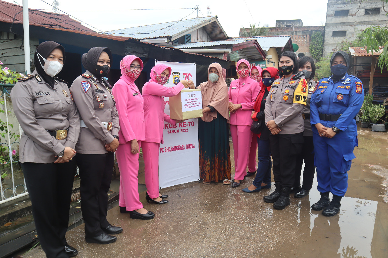 Polres Dumai Salurkan Bansos Kepada Masyarakat Kurang Mampu