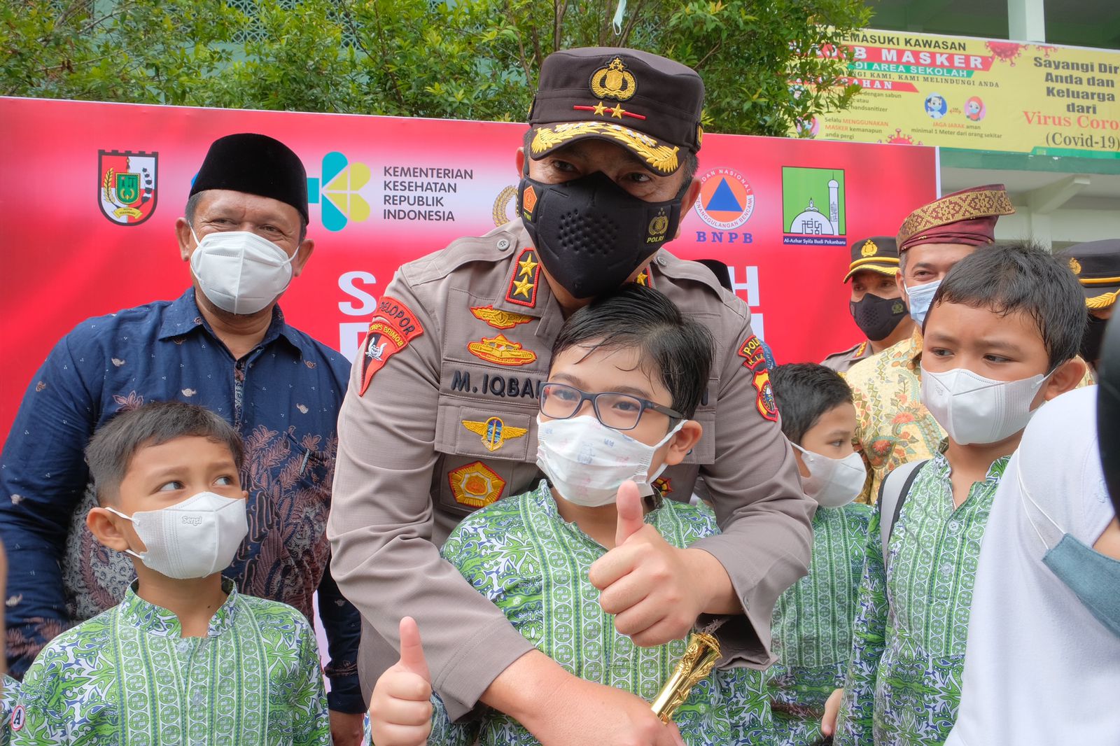 Kapolda Riau Irjen Iqbal Berikan Semangat Dan Bingkisan Untuk Anak-Anak Peserta Vaksin Serentak