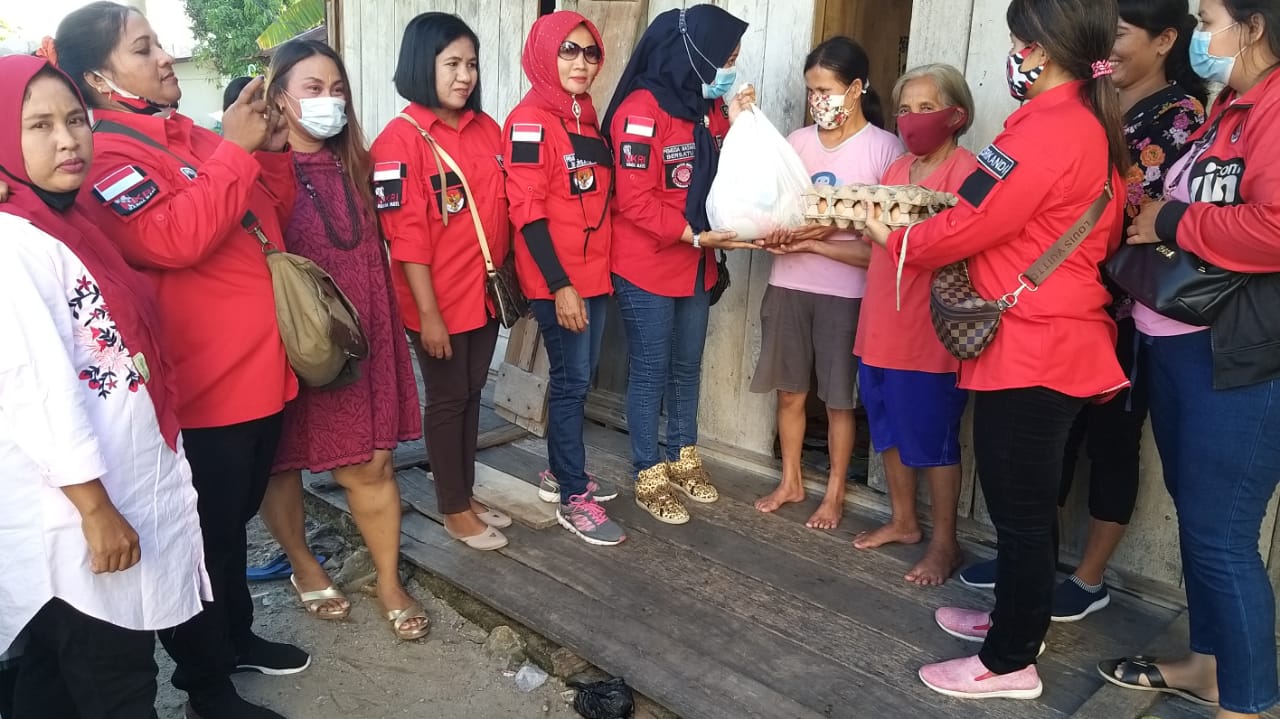 Srikandi PBB DPC Kota Dumai Datangi Masyarakat Kurang Mampu