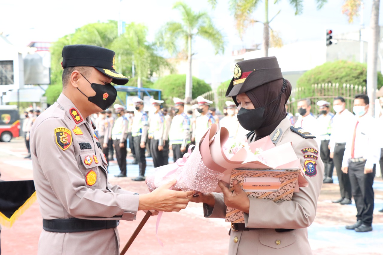 Polres Dumai Gelar Apel Pelepasan Purna Bhakti Personil Polres Dumai Tahun 2022 Dan Pemberian Reward Personil