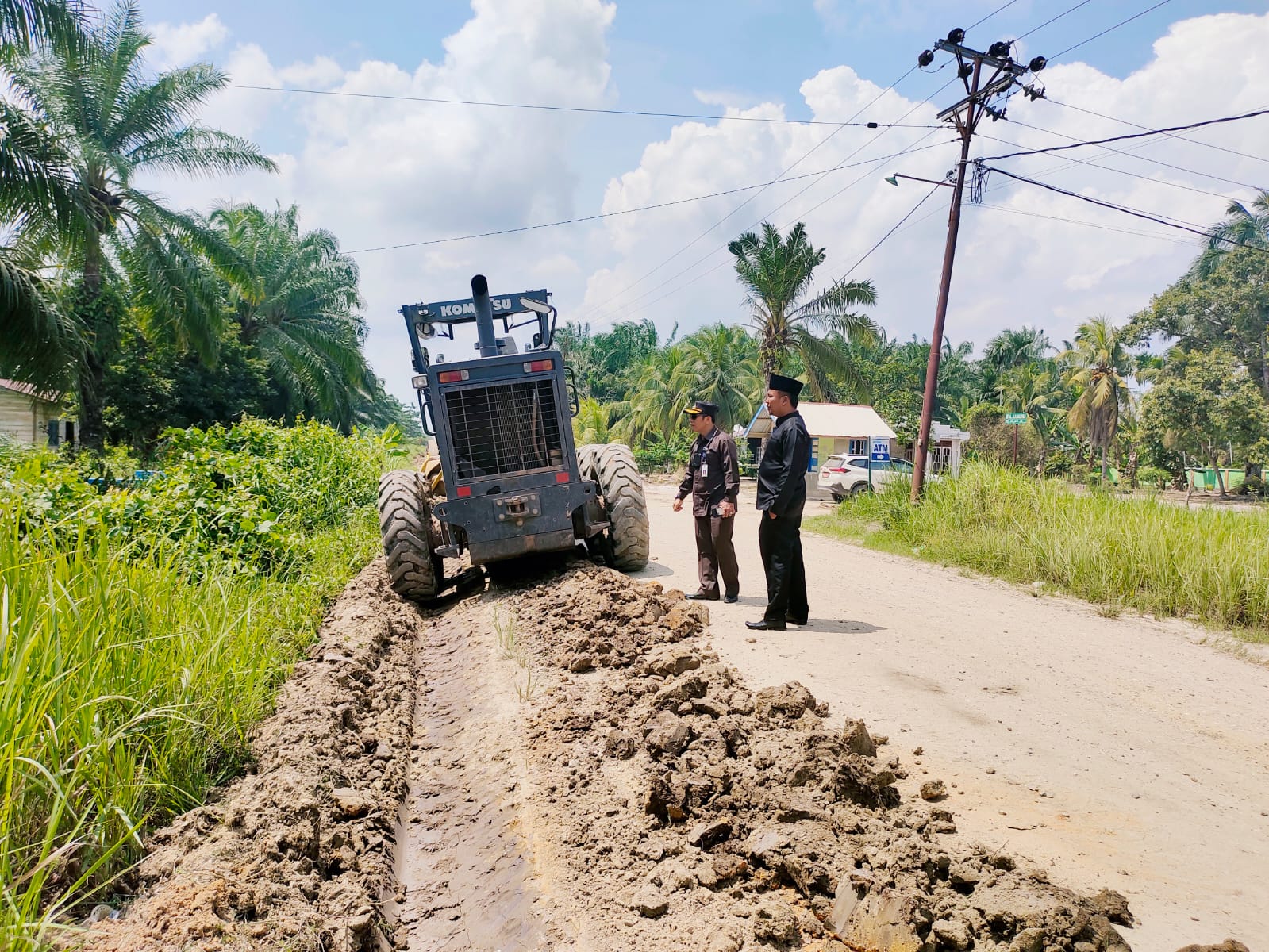 Camat Sungai Sembilan Tinjau Perbaikan Jalan M. Soleh Basilam Baru