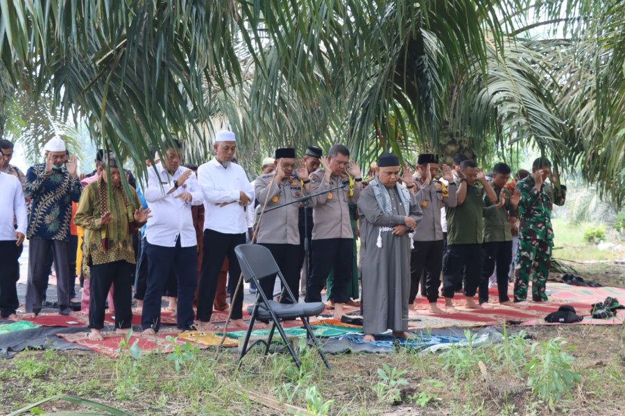 Kunjungi Lokasi Karhutla Dumai - Bengkalis, Gubernur Riau Sholat istisqo Dan Do'a Bersama Agar Turun Hujan