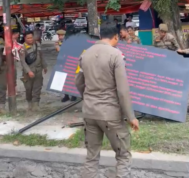 Beberapa Personil Satpol PP Rusak Plang Nama Di Pasar Simpang baru, Refrantro : Kita Bakal Laporkan Orang-Orang Yang Melakukan Pengrusakan Ke Polda Riau