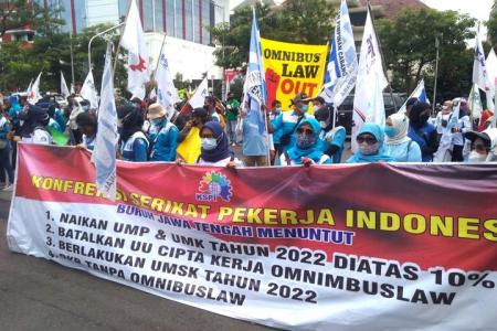 Buruh Jawa Tengah Unjuk Rasa Tuntut Kenaikan Upah 10% Dan Pembatalan UU Cipta Kerja