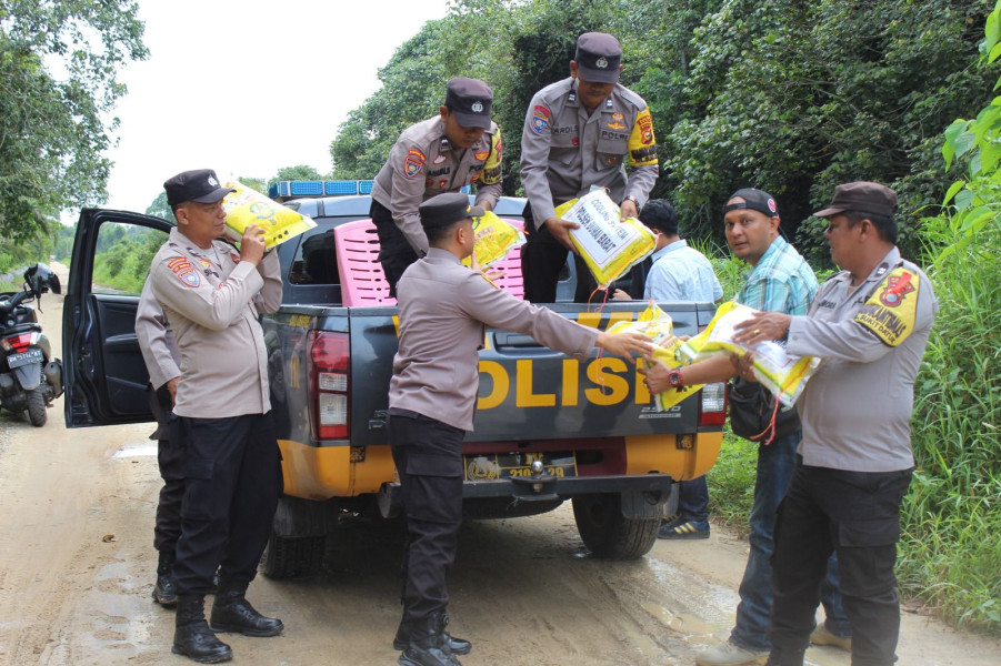 Tempuh Medan Ekstrem Kapolsek Dumai Barat Antar Bantuan Sembako Untuk Warga