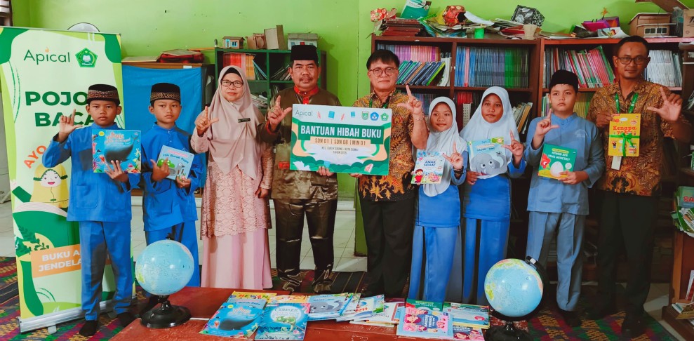 Dukung Literasi Anak,Apical Salurkan Ratusan Buku Ke Tiga Sekolah Dasar Di Dumai