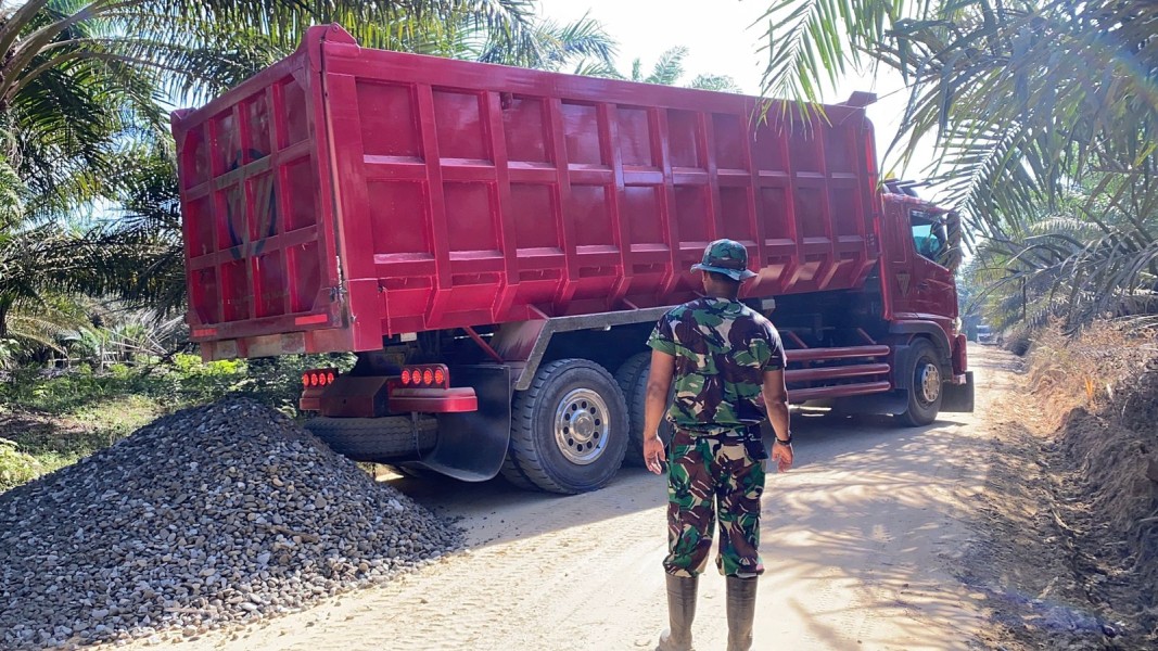 Satgas TMMD Ke - 124 Kodim 0303/Bengkalis Laksanakan Penurunan Material Untuk Pengerasan Jalan