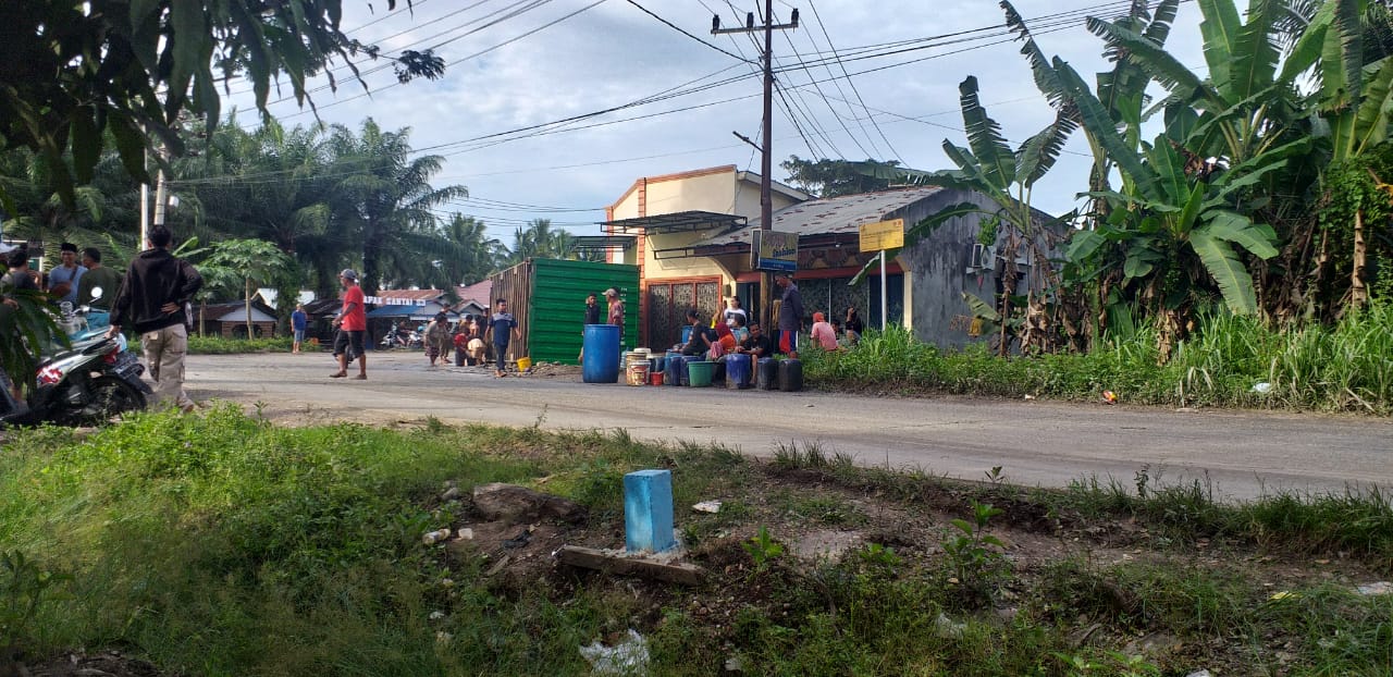 Di Duga Bermuatan Turunan CPO Truk Peti Kemas Terguling Di Bangsal Aceh