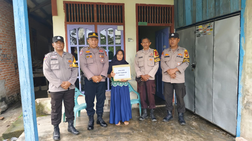 Meski Cuaca Ekstrem Dan Tak Bersahabat Polsek Bukit Kapur Antar Bantuan Paket Sembako Kepada Masyarakat Kurang Mampu
