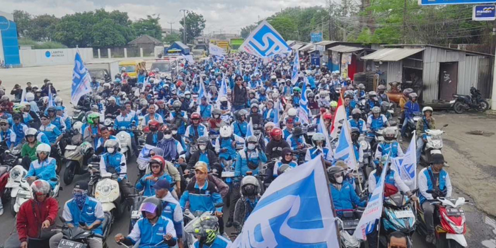 PENUHI JALAN RAYA SERANG BURUH BANTEN AKSI TUNTUT UPAH LAYAK