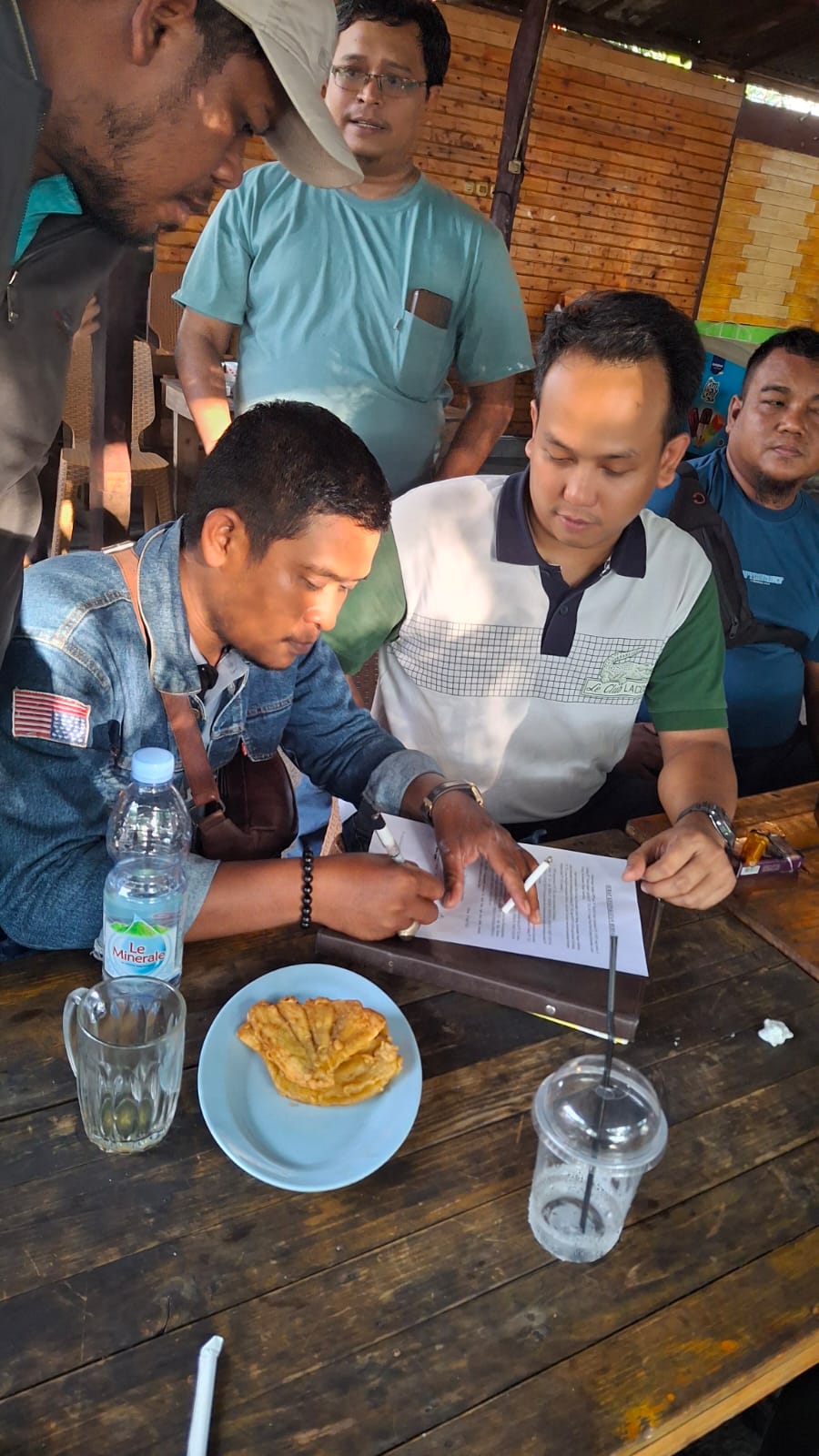 Penandatangan Surat Kesepakatan Bersama Masyarakat Parit Kitang Dan PT. TTL