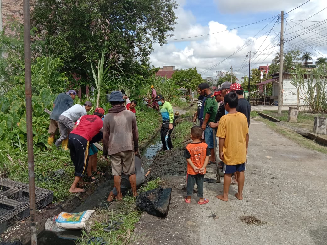 Warga RT.18 Kelurahan Rimbas Meriahkan HUT Kemerdekaan Dengan Bergotong Royong