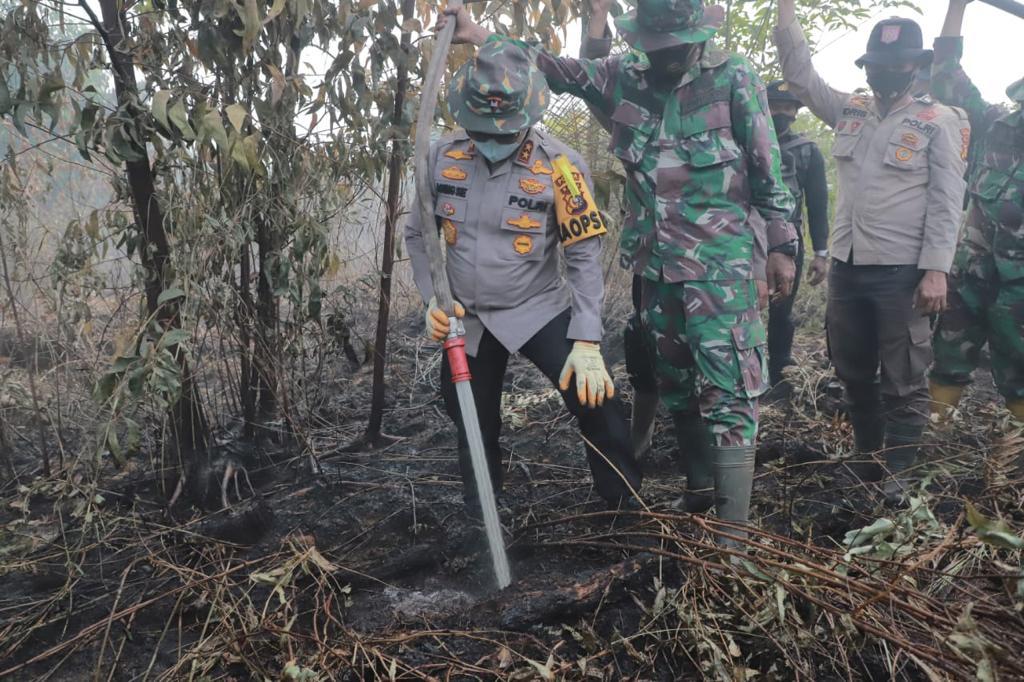 Kapolda Riau Gencarkan Padamkan Api Karhutla Di Pulau Merbau Dan Bengkalis