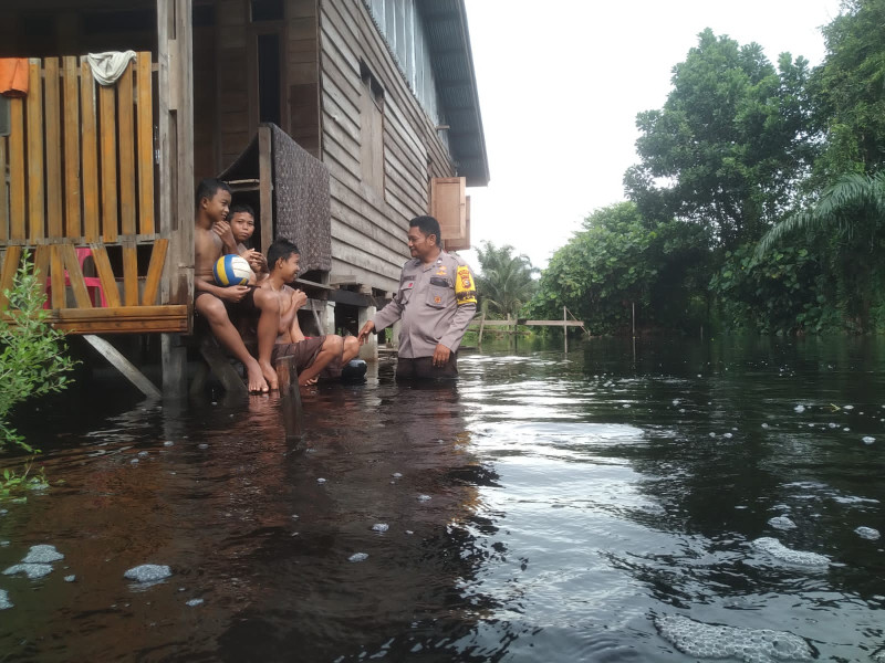 Bhabinkamtibmas Kelurahan Bumi Ayu Aiptu Ardi Sugandi Turun Basah-basahan  Evakuasi Korban Banjir