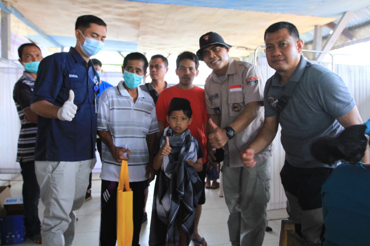 Antusias Warga Mengikuti Sunatan Massal Dan Pengobatan Gratis Yang Di Gelar TLCI Chapter#2 Riau Di Daerah Terisolir