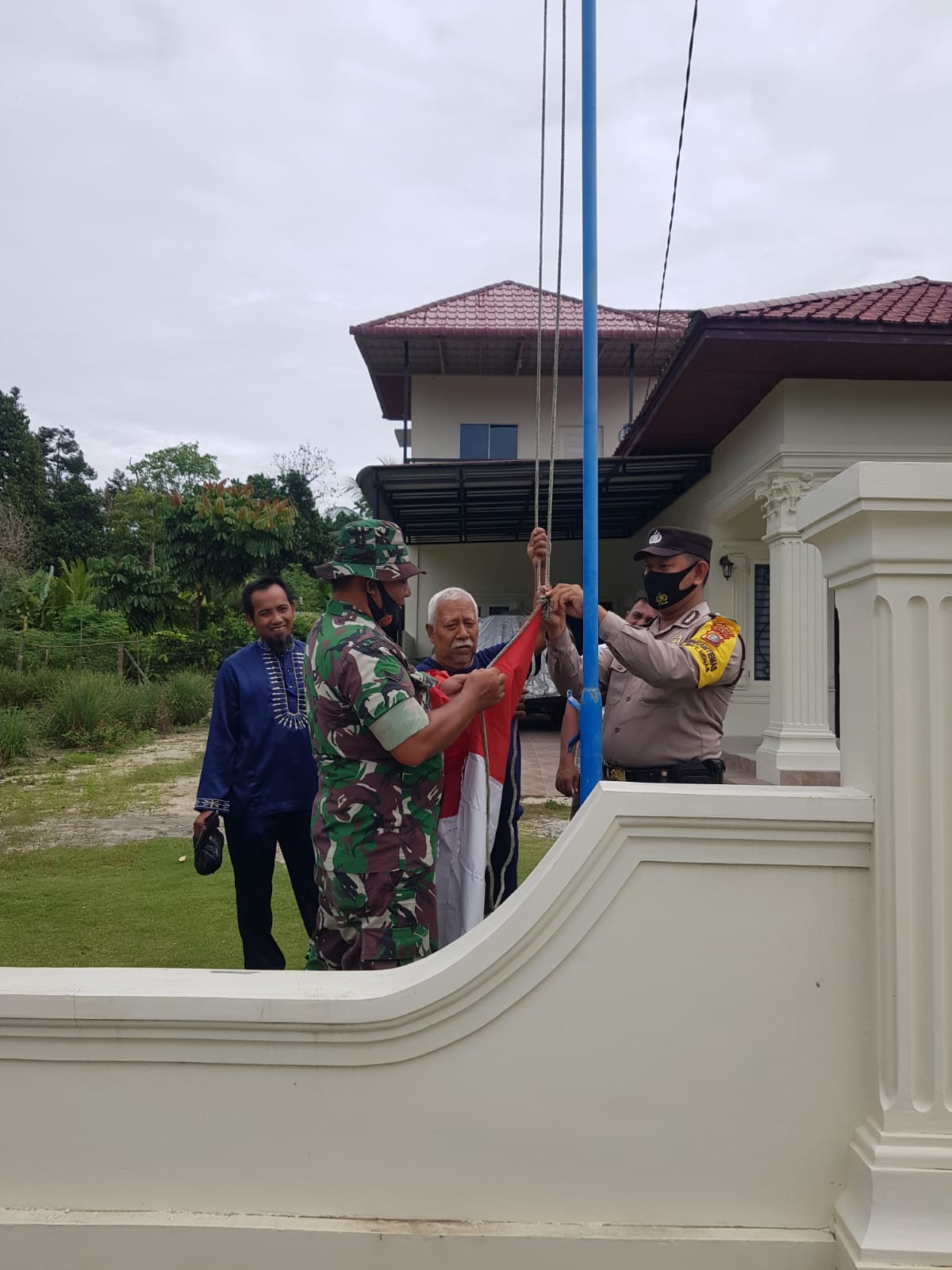 Serda Roni Sandra Ajak Masyarakat Memasang Bendera