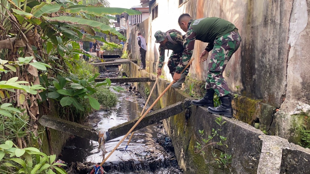 Danramil 03/Mandau Dan Camat Mandau Kompak Bersihkan Parit Dalam Rangka TMMD Ke - 124 Tahun 2025