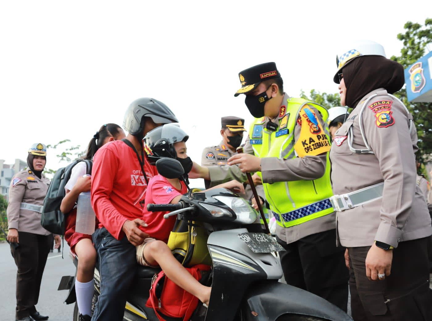 Turun Langsung Bagikan Helm Ke Pengendara, Kapolda Riau : Untuk Keselamatan Sayangi Anak-anak